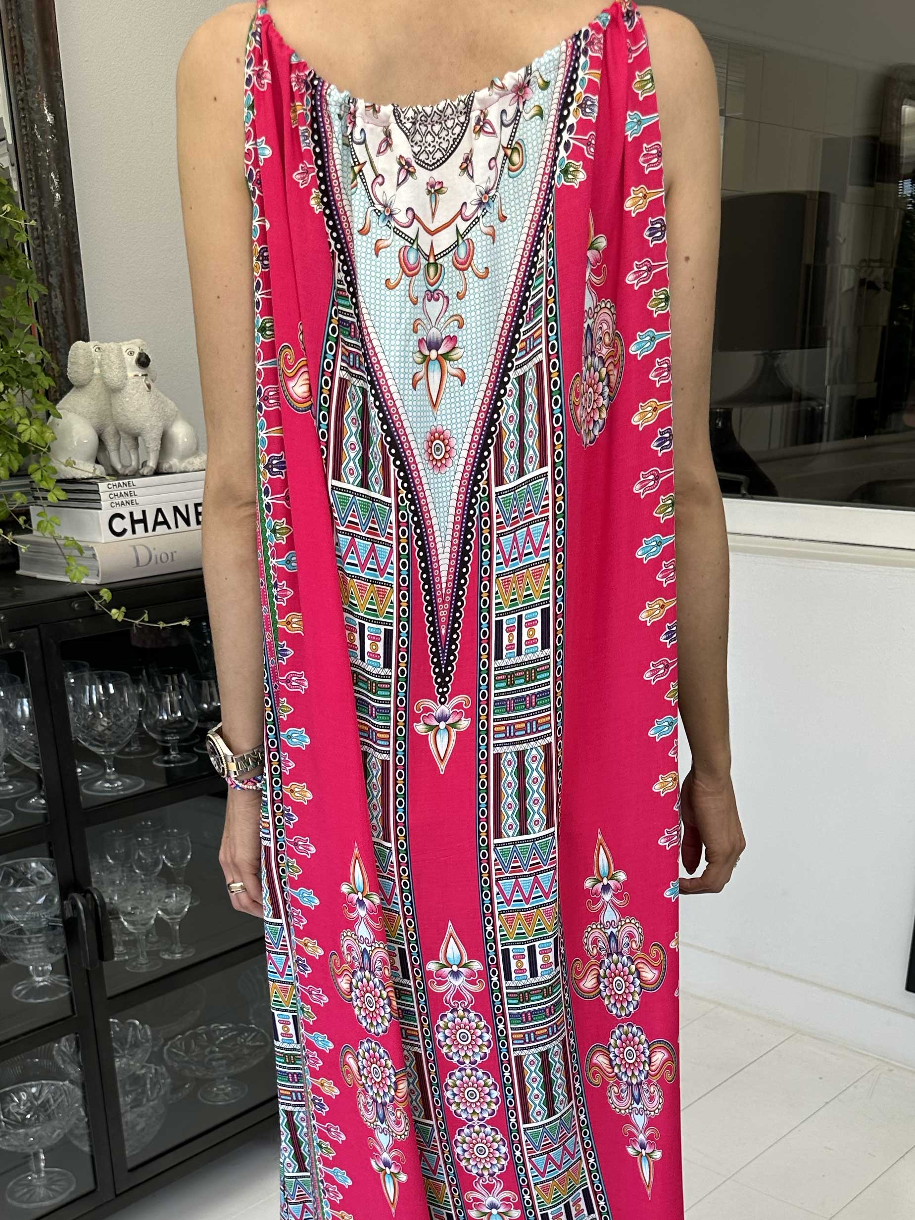 Elina - Lang farvet mønstret kjole med snoet stropper